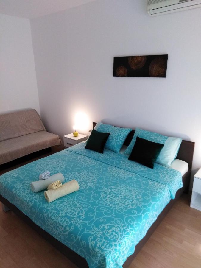 Apartment 6985b